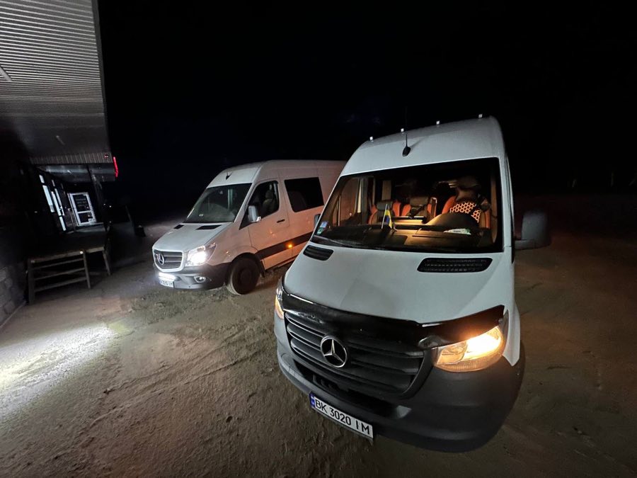 Мікроавтобус Mercedes Sprinter увечері перед рейсом