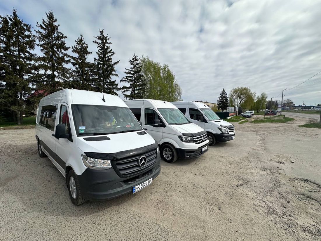 Мікроавтобуси Mercedes Sprinter Smail Bus на стоянці в Рівному